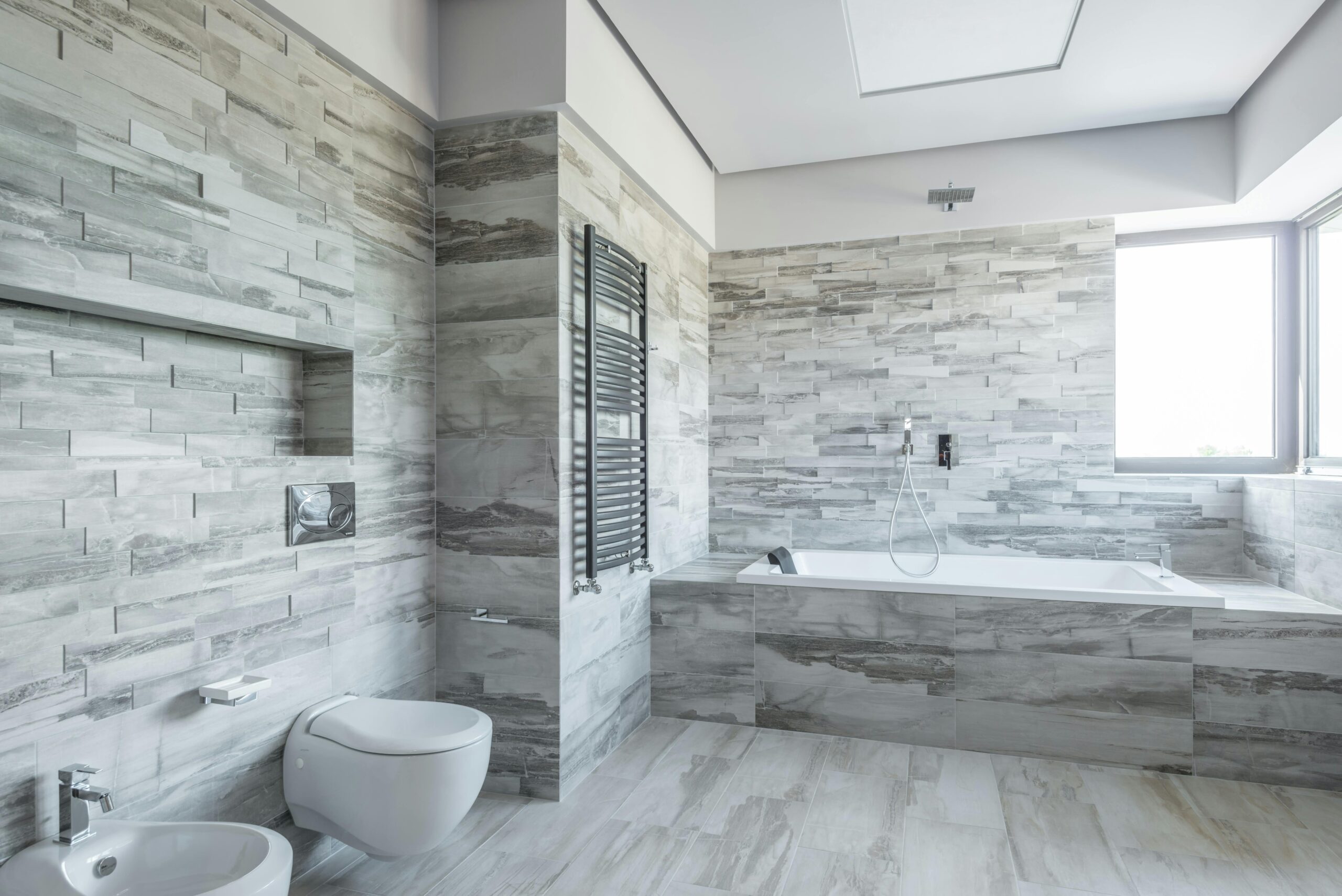 A cozy shower bath combo designed by our expert renovation contractors.
